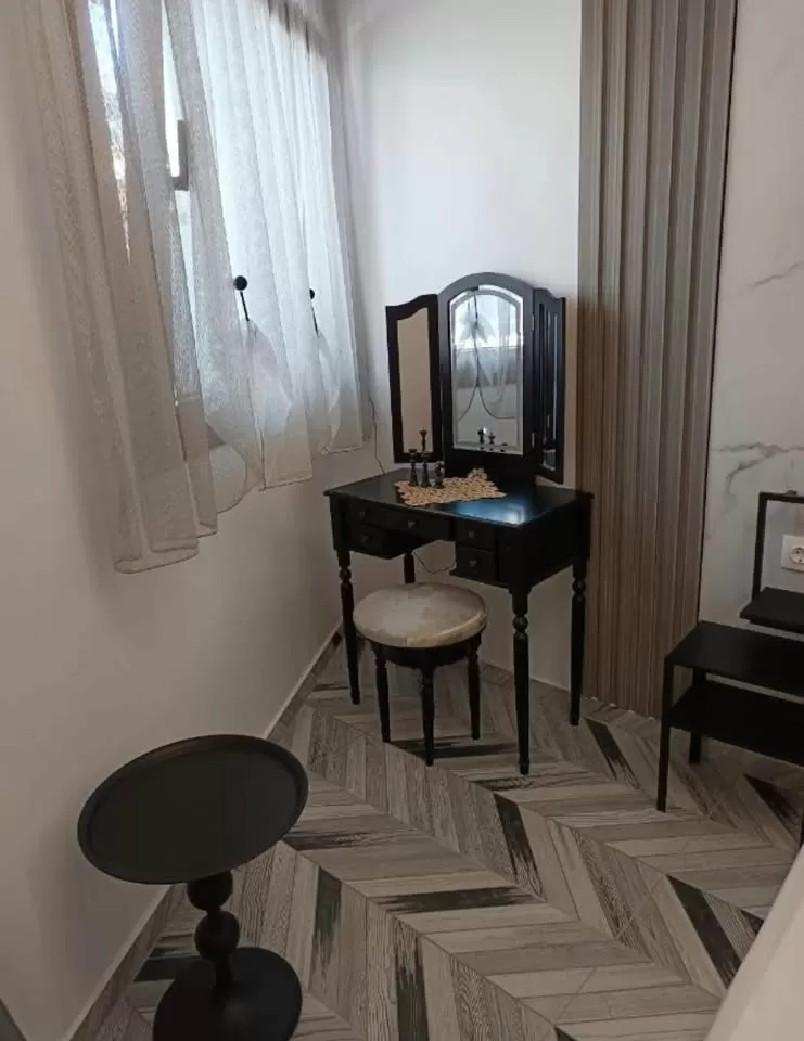 Επαγγελματικό τραπέζι Μαυρο LED make-up & Hollywood Mirror,Ξύλινο Μπουντουάρ Με Καθρέπτη και Σκαμπό