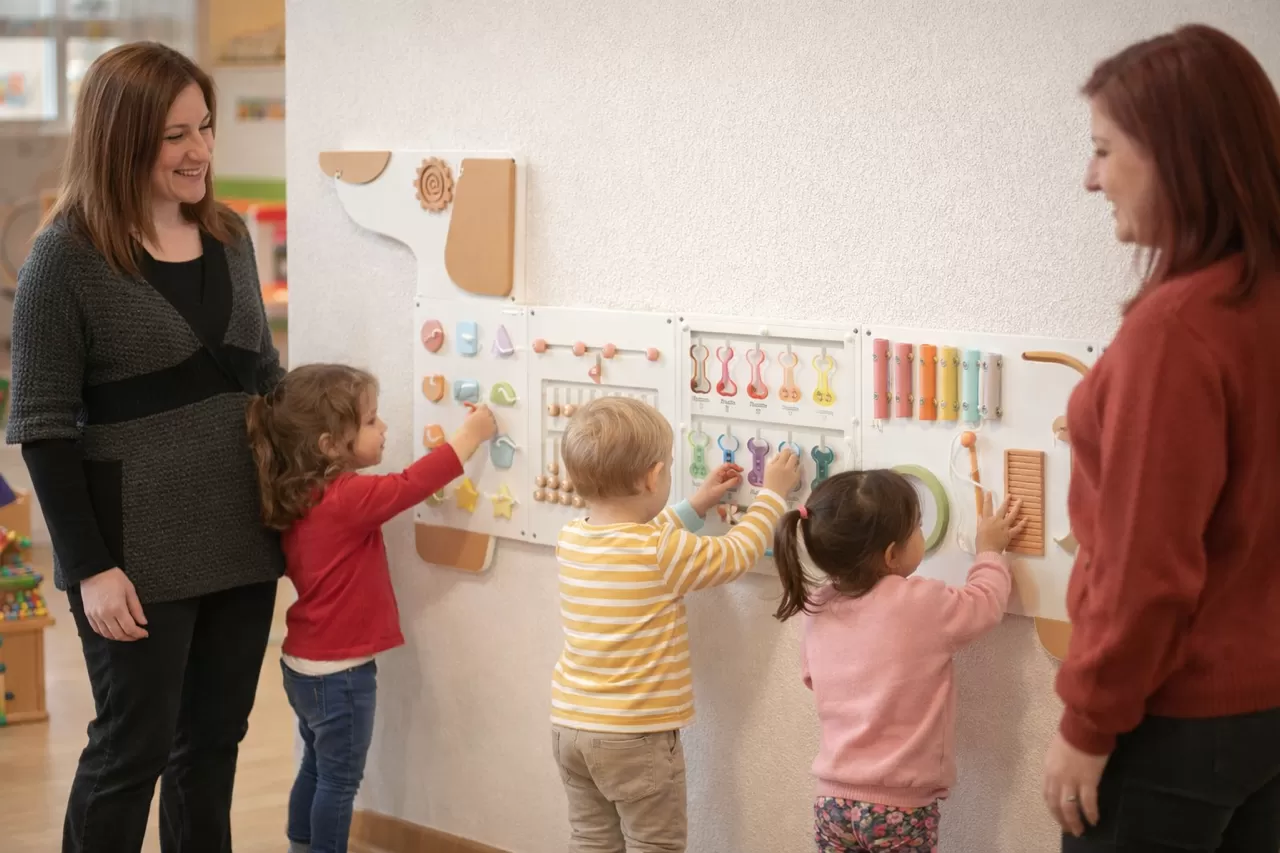 Εκπαιδευτικό Παιχνίδι Τοίχου  Montessori 164εκ. με 9 Δραστηριότητες