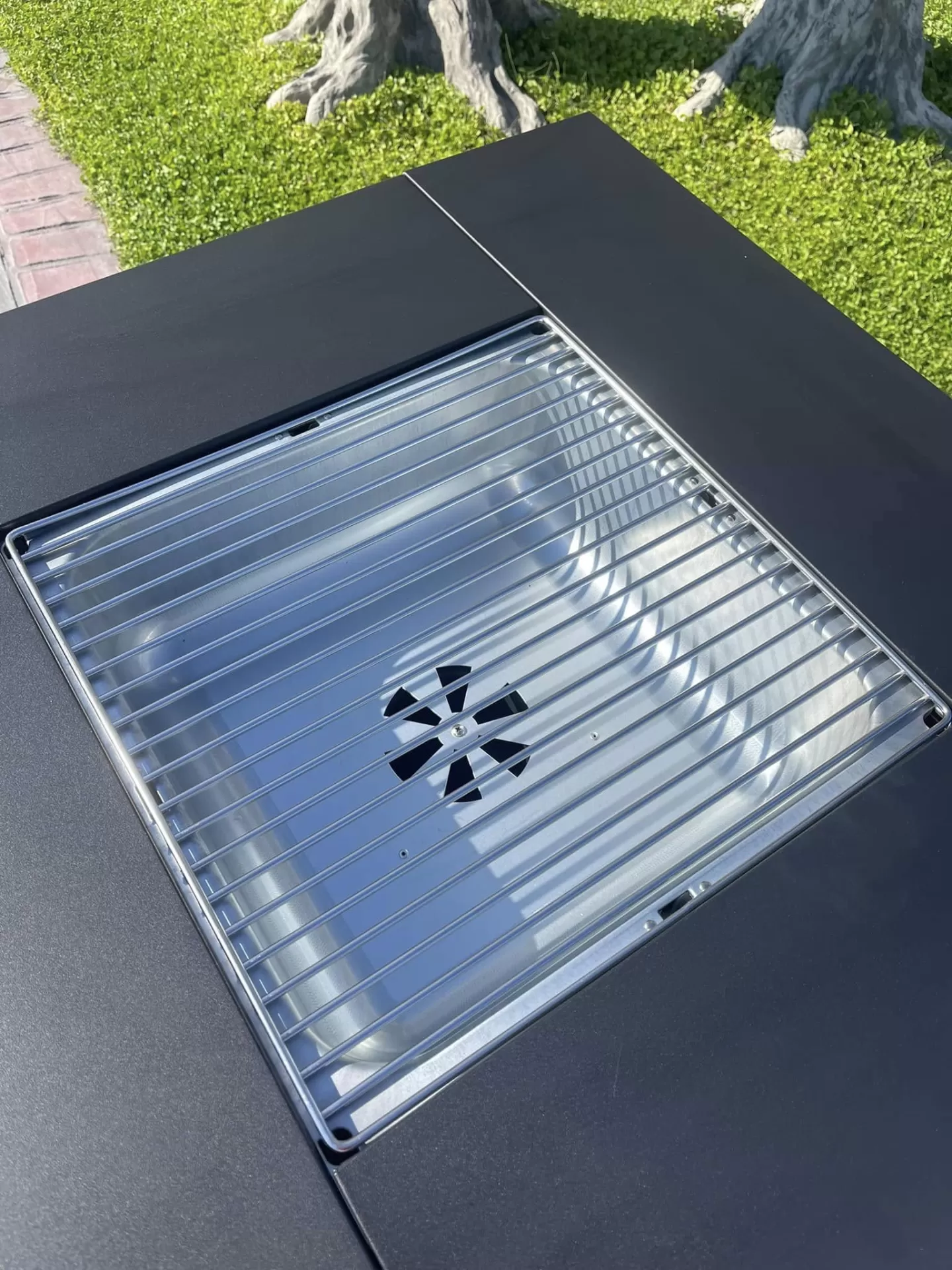 Τραπεζι Ψησταριά Μπαρμπεκιού Κάρβουνου  με Καπακι και αποθηκευτικό χώρο(ΤΕΛΕΥΤΑΙΟ ΕΚΘΕΣΙΑΚΟ)