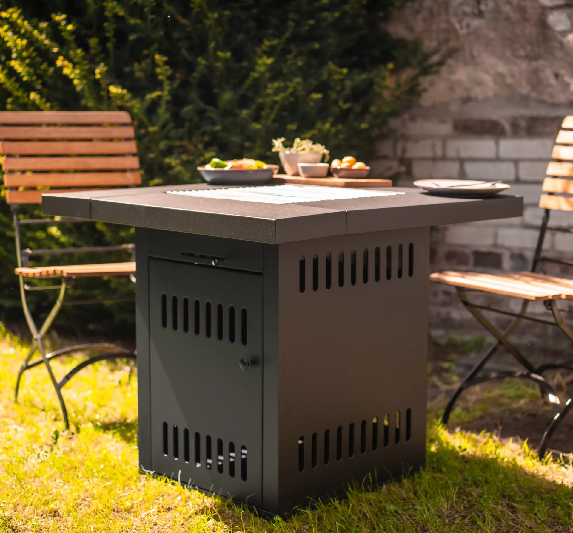 Τραπεζι Ψησταριά Μπαρμπεκιού Κάρβουνου  με Καπακι και αποθηκευτικό χώρο(ΤΕΛΕΥΤΑΙΟ ΕΚΘΕΣΙΑΚΟ)