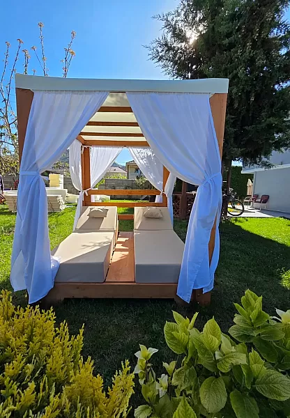 Ξύλινο Gazebo Daybed Κρεβάτι Κήπου με Υφασμάτινη Οροφή και 2 Ξαπλώστρες με Στρώματα και Κουρτίνες